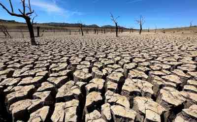 (UP) Gluthitze und Trinkwassernot in Spanien: Menschen stehen bei Rekordhitze Schlange um Wasser an LKWs zu zapfen – extreme Dürre wird zur Naturkatastrophe, erschreckend neue Bilder, Seen und Flüsse ausgetrocknet, O-Töne Anwohner, Wasserlieferant und Klimaexperte: Hitzerekorde und historische Dürre in Südspanien – Menschen sind jetzt sogar schon auf Trinkwasserlieferungen angewiesen