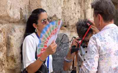 (UP) Neuer Europa-Rekord: Historische Hitze in Spanien bricht neuen Allzeitrekord – O-Töne Deutsche Touristen und Bilder aus dem Hitzepol bei knapp 40 Grad im Schatten, außergewöhnliche Hitzewelle erreicht nun Höhepunkt, Eindrücke wie im Hochsommer: Deutsche Urlauber sprechen vor der Kamera - Neuer historischer Rekord wurde am Donnerstagabend gebrochen