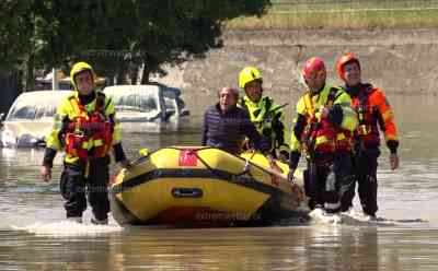 Katastrophale Flut in Italien: Menschen werden mit Schlauchbooten gerettet (live on tape), Autos schwimmen in den Fluten, Menschen pumpen Wasser aus ihren Häusern, große Aufräumen nach der Flut, O-Töne von Anwohnern: Emilia-Romagna – von der Dürre zur Flutkatastrophe, Böden können kein Tropfen Wasser aufnehmen, Menschen sitzen teilweise vor dem Nichts