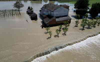 Massives Hochwasser in Italien: Ganze Landstriche stehen unter Wasser, Dammbruch bei Boncellino flutet Eisenbahnstrecke und Industriegebiet bei Bagnacavello, ganze Wohnhäuser von der Außenwelt abgeschnitten: Drohnenaufnahmen zeigen Seenlandschaft der Emilia-Romagna nach der extremen Dürre der letzten Monate