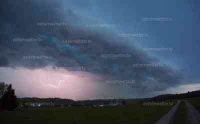 Unwetterfront fegt über Bayern: Böenfront kündigt Unwetterfront an, intensive Blitzshow am Nachthimmel bei Landsberg am Lech: Superzelle sorgte zuvor für enorme Schäden 