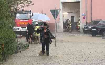 Schwere Unwetter: Massive Überflutungen und Hagelmassen LIVE ON TAPE – Straßen werden zu reisenden Flüsse, Winterliche Landschaft durch Hagel, dieser liegt zentimeterhoch, Wege und Autos überschwemmt, Feuerwehren im Dauereinsatz: O-TON Anwohner - Hagelmassen und schwere Überflutungen - Unwetterwarnung für den Südwesten – Der Deutsche Wetterdienst warnt vor extremen Unwettern mit Starkregen, Sturmböen und Hagel