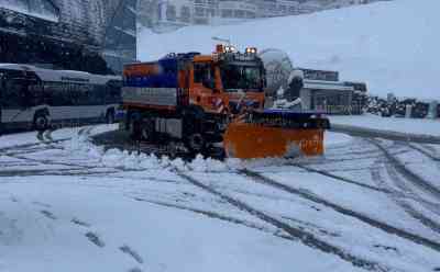 Wintereinbruch in den Alpen: Eisheilige schlagen in den österreichischen Alpen eiskalt zu, bis zu 10 cm Neuschnee im Ötztal: Winterdienst im Einsatz, Landschaft tief verschneit, Drohnenaufnahmen 