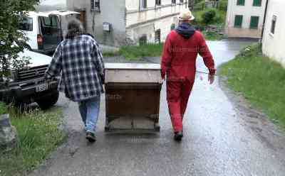 (UP) Schweizer Bergdorf evakuiert – Steinschlag live on tape - Brienz droht von Felsgestein begraben zu werden: Akute Lebensgefahr für Menschen im Ort, letzten Anwohner verlassen Ort und nehmen das Nötigste mit (on tape), O-Töne mit flüchtenden Anwohnern, Ort gleicht Geisterdorf: Messsonden überwachen rund um die Uhr den Berg (on tape), große Risse an Häusern zeigt Bewegung des Dorfes (on tape)