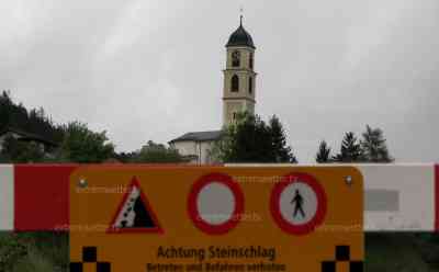 Schweizer Bergdorf evakuiert – Betonklötzer und weiträumige Absperrung: Brienz ist seit Freitag 18 Uhr ein Geisterdorf, niemand darf den Ort betreten, kilometerlanges Absperrband und Warnschilder zeigen Gefahrenbereich: Große Betonklötzer auf Zufahrtsstraßen zum Ort, riesige lose Gesteinsmassen am Berg sichtbar