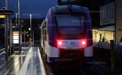 Bahnstreik in Bayern: Privatbahnen streiken trotz Absage des bundesweiten Bahnstreiks, Reisende stranden am Bahnhof in Schongau, Zugführer schließt Triebenwagentüren und macht Feierabend (on tape): Abendzüge in Schongau fallen aus (on tape), Triebwagen stehen im Bahnhof Schongau still