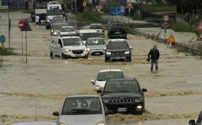 Land unter in Italien: viele Ortschaften stehen unter Wasser, Drohnenaufnahmen zeigen großräumige Überflutungen, Autofahrer stecken bis zur Motorhaube im Wasser, Fahrzeuge bis zu einem halben Meter überflutet: Unwetter dauern an, weitere Überflutungen und Behinderungen auf zahlreichen Straßen