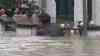 Extremes Hochwasser Italien: Mann vor Ertrinken gerettet - Menschen schwimmen um ihr Leben, Familie schwimmt mit Kindern aus den Fluten, hunderte Menschen eingeschlossen, hunderte Menschen eingeschlossen, Hubschrauber sucht nach Menschen, Wasserrettung mit Booten im Einsatz: Brücke droht weggerissen zu werden, 100.000 Einwohnerstadt Cesena droht evakuiert zu werden, Pegel steigen extrem schnell