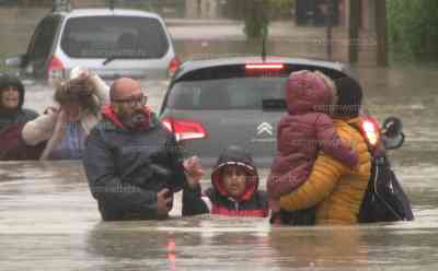 Extremes Hochwasser Italien: Mann vor Ertrinken gerettet - Menschen schwimmen um ihr Leben, Familie schwimmt mit Kindern aus den Fluten, hunderte Menschen eingeschlossen, hunderte Menschen eingeschlossen, Hubschrauber sucht nach Menschen, Wasserrettung mit Booten im Einsatz: Brücke droht weggerissen zu werden, 100.000 Einwohnerstadt Cesena droht evakuiert zu werden, Pegel steigen extrem schnell