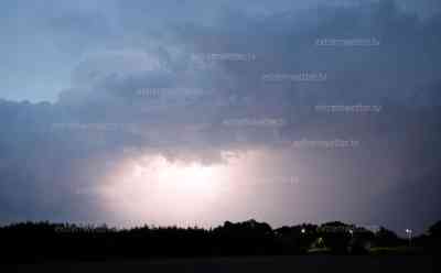 Gewitter beenden Sommerintermezzo: Nach wärmstem Tag des Jahres folgen Gewitter, erste kräftige Gewitter zogen am Sonntagabend über Westdeutschland: Auf den Autobahnen herrschte Aquaplaning auf Grund von Starkregen
