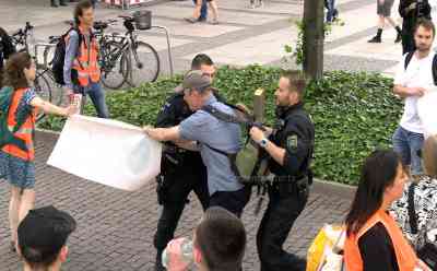 Klimaaufzug „Letzte Generation“ in Leipzig gestoppt: Aktivisten wollen durch Leipzig demonstrieren, Polizei unterbindet Demo und kesselt Aktivisten ein, Demo nicht angemeldet: Polizei mit mehreren Beamten vor Ort, Aktivisten eingekesselt, Interview Klimaaktivist 