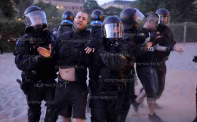 Schwere Ausschreitungen nach Lina E. Urteil – Steine und Flaschen auf Beamt: Erste Demo gegen Urteil in Leipzig, Leipzig rüstet sich vor Krawallsamstag, dutzende Polizeibeamten riegeln Lene-Voigt-Park ab: Hunderte Menschen sitzen auf Wiesen und warten auf Beginn der Versammlung