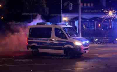 Schwerste Ausschreitungen in Leipzig: Polizei wird mit unzähligen Steinen beworfen, unzählige Autos gehen kaputt, Polizei steht machtlos gegenüber: Polizei hält sich bedeckt und beobachtet Geschehen, Polizei befürchtet schon heute Nacht Ausschreitungen