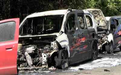 Tag X in Leipzig – Brandanschlag auf Fahrzeuge - Schäden am Tag danach: verbrannte Mülltonnen und beschädigte Straßenzüge, Schriftzüge gegen Polizei, Polizei kontrolliert Einreiseverkehr: Vielerorts riecht es nach verbrannter Plastik, Wohnräume mit Presspanplatten gesichert