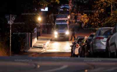 Demoverbot für Sonntag in Leipzig - ruhige Nacht bis 23 Uhr: Nach Tag X erneute Demo angemeldet und verboten, Polizei mit hoher Präsenz im Stadtteil Connewitz: Erstbilder: Zahlreiche Connewitzer sitzen friedlich am Straßenrand und trinken Alkohol – noch ist es friedlich