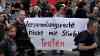 Ausschreitungen nach Tag X Wochenende in Leipzig: Festnahme, Pyro wird gezündet - 1. Demo der Linken nach dem Demoverbot am Wochenende sehr aggressiv, ca. 2.500 Menschen demonstrieren gegen die Polizeigewalt: Polizei aber auch Veranstalter hoffen auf friedliche Demo am Montagabend
