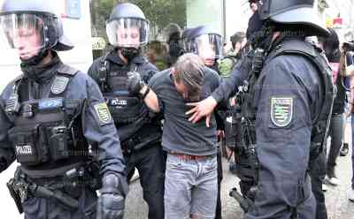 Ausschreitungen nach Tag X Wochenende in Leipzig: Festnahme, Pyro wird gezündet - 1. Demo der Linken nach dem Demoverbot am Wochenende sehr aggressiv, ca. 2.500 Menschen demonstrieren gegen die Polizeigewalt: Polizei aber auch Veranstalter hoffen auf friedliche Demo am Montagabend