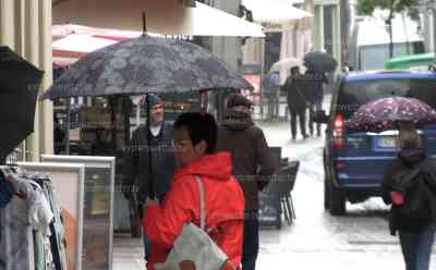 Regen, endlich Regen – Dürre in Sachsen gelindert: Regenfälle entspannen Waldbrandgefahr und Dürre in Sachsen, seit Wochen wird der Regenschirm wieder benötigt (on tape): Zahlreiche Menschen mit Regenschirmen, Pflanzen freuen sich über Wasser 