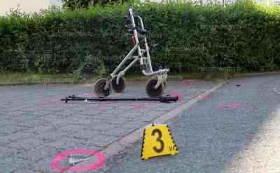 Schwerer Unfall mit einer toten Fußgängerin: PKW kommt von Straße ab, rast über Fußweg und erfasst zwei Fußgängerinnen, 1 Tote und eine schwerverletzte Frau: Hintergründe zum Unfall sind noch unklar, stundenlange Sperrung