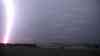 Gewaltige Blitzshow – Naheinschlag in 50 Meter Entfernung in Bayern: mehrtägige Unwetterlage in Bayern am Montagabend eingeleitet: Blitze zuckten im Sekundentakt, zwei Blitze schlagen direkt in der Nähe des Kameramanns ein (on tape)