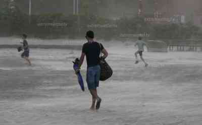 Unwetterfront fegt über Rügen: Urlauber flüchten als Unwetterfront aufzog, Sandsturm live on tape, Shelf Cloud kündigt Unwetterfront an, Badegäste flüchten panisch vor Unwetter: Temperatursturz von 10 °C – von 30 °C auf nur noch 19 °C in nur wenigen Minuten