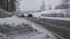 Schwan und LKW legten Staatsstraße 2370 lahm: Schneeglätte sorgt für LKW Unfall, Schwan macht es sich auf der Staatsstraße gemütlich