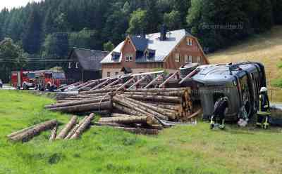 Schwerer LKW Unfall – Holzlaster landet samt Ladung im Graben: Tonnenschwere Baumstämme verteilen sich auf einem Feld: Erst vor einigen Wochen schwerer Unfall eines Holz LKW