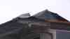 (Orkan, leicht) Orkan Burglind: Orkan deckt Dach von Wohnhaus ab, Blechdach droht fort zu fliegen, Hagel und Zeitraffer vom Unwetteraufzug: Feuerwehr versucht mit Spanngurten über die Drehleiter das Dach zu sichern