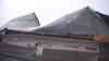 (Orkan, leicht) Orkan Burglind: Orkan deckt Dach von Wohnhaus ab, Blechdach droht fort zu fliegen, Hagel und Zeitraffer vom Unwetteraufzug: Feuerwehr versucht mit Spanngurten über die Drehleiter das Dach zu sichern