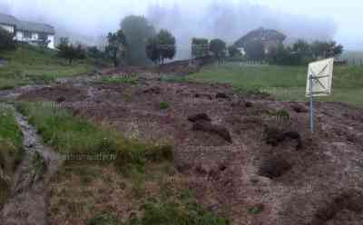 Katastrophenalarm im Kärnten: Riesiger Murenabgang – Menschen müssen aus Häuser evakuiert werden, große Mure geht zwischen zwei Mehrfamilienhäuser ab, Bürgermeister „Die Situation ist schwierig, aber wir haben sie im Griff“: Viele Straßen wegen Murenabgängen gesperrt, Feuerwehr im Dauereinsatz, Bürgermeister im Interview