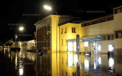 Hochwasser – Wörthersee überflutet Klagenfurt: Strandbad bis zu einem Meter unter Wasser, Feuerwehren ganze Nacht im Einsatz, Dauerregen die ganze Nacht über, überflutete Straßen: Wörthersee randvoll und läuft teilweise über, Biergärten am See unter Wasser, Nachtaufnahmen aus Klagenfurt und Umgebung