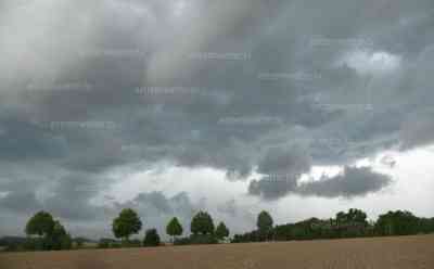 Gewitter und teils Unwetter ziehen über Deutschland: schwüles Sommerwetter entlädt sich am Nachmittag in Form von starken Gewittern, Böenfront zeigt bedrohlichen Gewitteraufzug, heftiger Starkregen fegt über Felder: Lupenreines Sommerwetter Fehlanzeige, nächsten Tage drohen weitere Unwetter