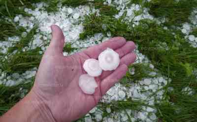 Schweres Unwetter mit Golfballhagel – Sonderlage für Feuerwehren: Anwohner kämpfen gegen Schlammmassen, Bäume krachen auf Stromleitungen, Feuerwehren seit Stunden im Dauereinsatz, O-Töne Anwohner und Feuerwehr: Stunden nach dem Unwetter noch immer bis zu 5 cm große Hagelkörner, über 200 Einsatzkräfte im Erzgebirge im Einsatz