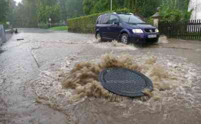 Schwere Gewitter mit Überflutungen in Franken: stationäre Gewitter lässt Ortschaften überfluten, Feuerwehr sperrt Straßen, Wasser schießt aus Gullys, Anwohner versuchen hektisch Barrieren gegen Wasser zu errichten: Über 50 Liter auf dem Quadratmeter in kurzer Zeit, Gewitter sind stationär, regelrechte Wasserbomben über einige Ortschaften
