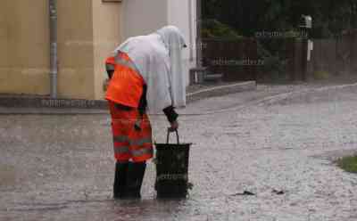 Unwetter wüten – Überflutungen, Sturmschäden: Feuerwehr mit großer Pumpe im Einsatz, Anwohner öffnet Gully, Feuerwehr muss Unterführung leer pumpen: Heftiger Starkregen erschwert Autofahrern die Sicht, 50 Liter auf dem Quadratmeter in nur einer Stunde gefallen