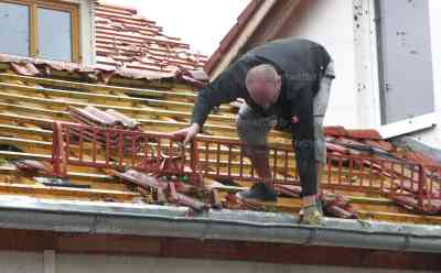 Riesenhagel Bayern - Kloster gleicht einem Kriegsangriff: Kloster Benediktbeuern völlig zerstört, THW und Feuerwehr mit großen Kränen im Einsatz, Kloster wird mit Planen abgedeckt, Landrat vergleicht Unwetter mit dem Krieg in der Ukraine „als wurde mit einem MG auf Fahrzeuge geschossen“: Millionenschäden und hunderte Feuerwehrkameraden im Einsatz, Benediktbeuern am schwersten Betroffen, Schaufenster, Ampeln, Hauseingänge völlig zerstört
