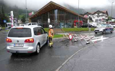 Dramatisches Hochwasser in Tirol: Urlauber sitzen in Hotels fest, Oetztal von der Außenwelt abgeschnitten, kein fließendes Wasser mehr, 100-jähriges Hochwasser auf Grund Vb-Tief: Feuerwehr sperrt Ötztal ab Oetz ab, Ötztaler Ache an mehreren Stellen über die Ufer getreten
