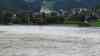 Hochwasser Zivilschutzalarm in Tirol - Brückensprengung droht: Ötztal von der Außenwelt abgeschnitten, Hubschrauber versorgen Urlauber (on tape), Stubaital großflächig unter Wasser, massiv steigende Inn in Schwaz - Zivilschutzalarm live on tape: Anwohner: "die Baumstämme schwimmen umher. Es steht kurz vor der Sprengung der Steinbrücke", Wege im Stubaital vom Wasser weggerissen