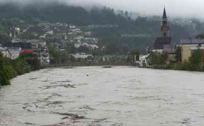 Hochwasser Zivilschutzalarm in Tirol - Brückensprengung droht: Ötztal von der Außenwelt abgeschnitten, Hubschrauber versorgen Urlauber (on tape), Stubaital großflächig unter Wasser, massiv steigende Inn in Schwaz - Zivilschutzalarm live on tape: Anwohner: 