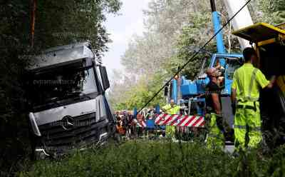LKW Unfall im Erzgebirge: LKW rutscht in Graben und droht zu kippen, Umleitungschaos auf Grund Vollsperrung, Bergeunternehmen im Einsatz, Interview Bergeunternehmen zur Bergung: Stundenlange Sperrung, Feuerwehr muss LKW vorab sichern