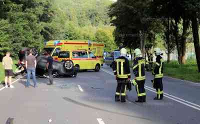 Frontalcrash legt Berufsverkehr in Aue lahm: Audi kracht in Mazda, Mazda Fahrerin überschlägt sich und wird von Ersthelfern aus ihrem Fahrzeug befreit: Kilometerlanger Stau, Ersthelferin verletzt sich auf Grund gesplitteter Glasscheibe