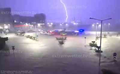 Überschwemmungen in Griechenland: Erneut fegen heftige Unwetter über Griechenland hinweg, ganze Straßenzüge stehen unter Wasser: Besonders Volos seit den Abendstunden betroffen, Blitze und Kanonenschläge am Abend