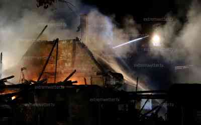 Großbrand vernichtet Dreiseitenhof: Vollbrand - 131 Kameraden im Einsatz, Hauseigentümer unternimmt Löschversuche und wird schwer verletzt ins Krankenhaus geflogen, Rauchsäule kilometerweit sichtbar: Technisches Hilfswerk muss Gebäudeteile einreißen, Löscharbeiten dauerten über 14 Stunden an