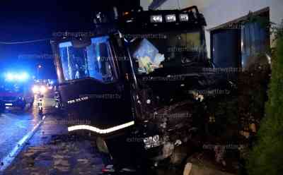 LKW kracht nach Unfall in Wohnhaus: PKW kracht in LKW, LKW kracht nachfolgend in Wohnhaus und kommt zum Stehen, THW überprüft Statik des Wohnhauses: PKW Fahrer im Fahrzeug eingeklemmt und mit schwerem Rettungsgerät befreit