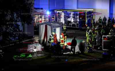 Gefahrguteinsatz bei Fernwasserversorgungsunternehmen: Chlorgas tritt in Fernwasserversorgungsbetrieb aus, Gefahrgutzug unter Spezialanzügen im Einsatz, Absperrventil stoppt weiteren Austritt von Chlorgas: Feuerwehrleute unter Spezialanzügen im Einsatz, Dekontaminationsstelle eingerichtet