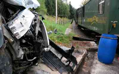 Schmalspurbahn kollidiert mit PKW: 60 Fahrgäste betroffen, VW übersieht Fichtelbergbahn im Erzgebirge, Lokführer leidet Notbremsung ein - vergebens: Wie durch ein Wunder keine Verletzten, Feuerwehr im Einsatz