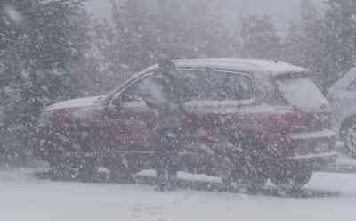 Massiver Wintereinbruch Fichtelberg - Schneeballschlacht nach Hitze im Oktober: Wintergewitter und starker Schneefall überrascht viele Touristen, Starkschneefall live on Tape, Autofahrer und Motorradfahrer im dichten Schneetreiben, Wintergewitter - Touristen fliehen mit Kutsche vom Plateau: Straßen schneebedeckt und spiegelglatt, O-Töne Touristen und Einheimische, Vater und Kinder bewerfen sich mit Schneebällen
