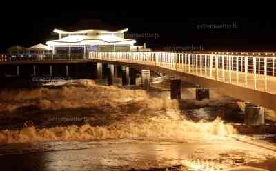 Sturmflut erreicht Ostseeküste: Timmendorf Strand unter Wasser, Strände überflutet, Hochwasserschutz an Stränden in Stellung gebracht, Wasser der Ostsee drückt bis zur Promenade, Fahrräder umgeworfen: Hochwasser droht Ortschaften an der Ostsee zu überfluten, Zugänge zu den Stränden am Strand von Scharbeutz gesperrt