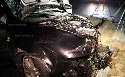 Schwerer Verkehrsunfall - Fahrer nicht auffindbar: Audi kracht mit hoher Geschwindigkeit mehrfach gegen Leitplanke auf der Ortsumfahrung von Markersbach: Fahrer jedoch wie vom Erdboden verschluckt, Feuerwehr sucht mit Wärmebildkamera nach Fahrer - ohne Erfolg