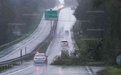 Schwerer Orkan in Frankreich - Böen bis 150 km/h live on tape: Stromleitungen umgeknickt und gerissen, umgestürzte Bäume - meterhohe Wellen und Gischt, Stromausfälle und Internetausfall: Anwohner sprechen von nie dagewesenen Orkan, O-Ton Anwohner aus Dielette